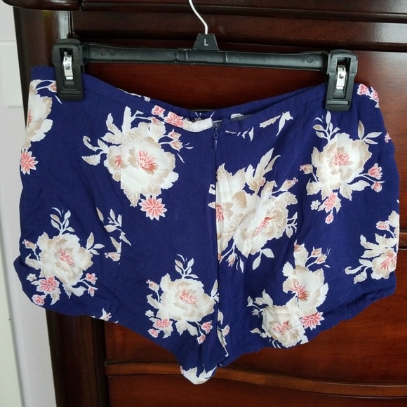 Forever 21 floral print shorts - Picture 2 of 2